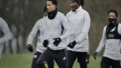 惊险逆转！第51分钟，达洛特神助攻，姆伯莫一击制胜，曼联2-1强势领跑！